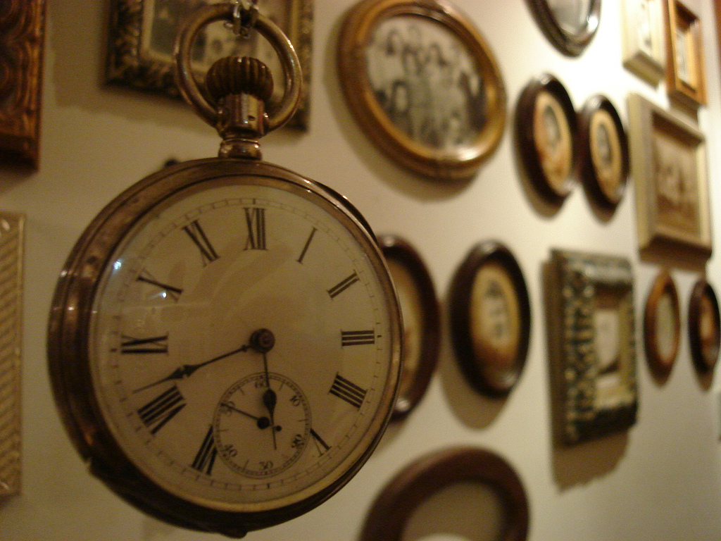 A wall with many different clocks