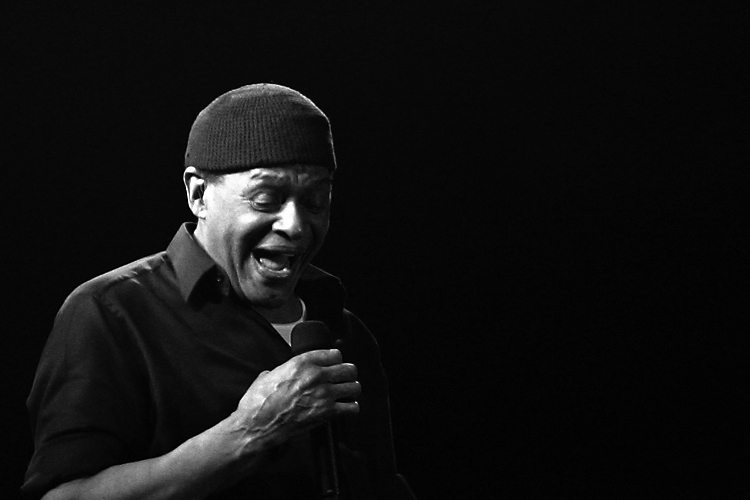 A photo of Al Jarreau singing.