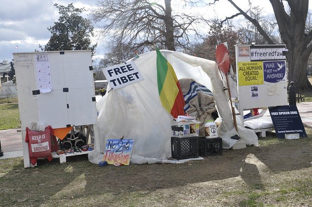 Photo of the peace tenet outside the White House